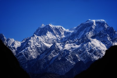 白天蓝天下的雪山